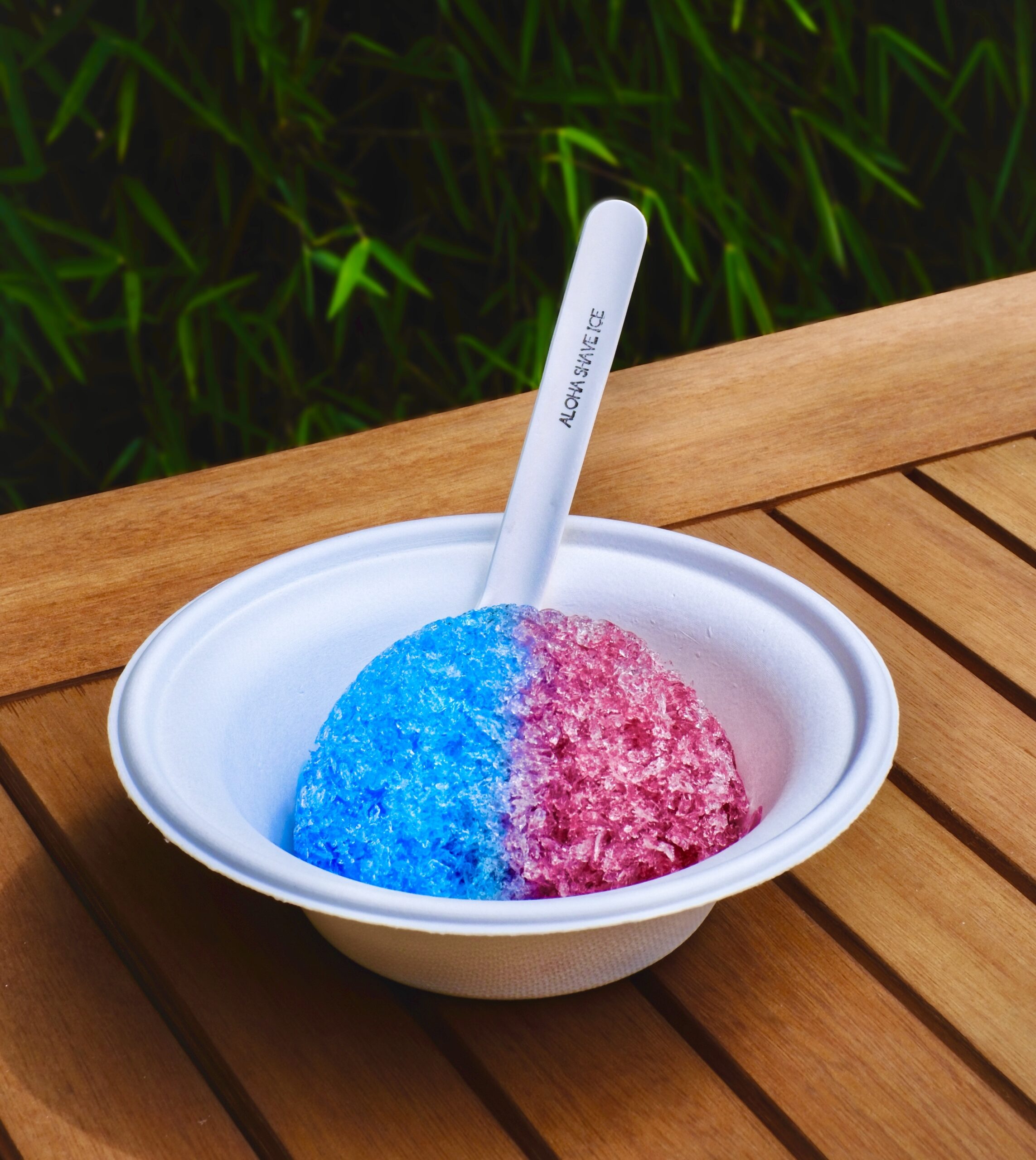 Mark Loch beim Füllen eines Bechers mit Shave Ice